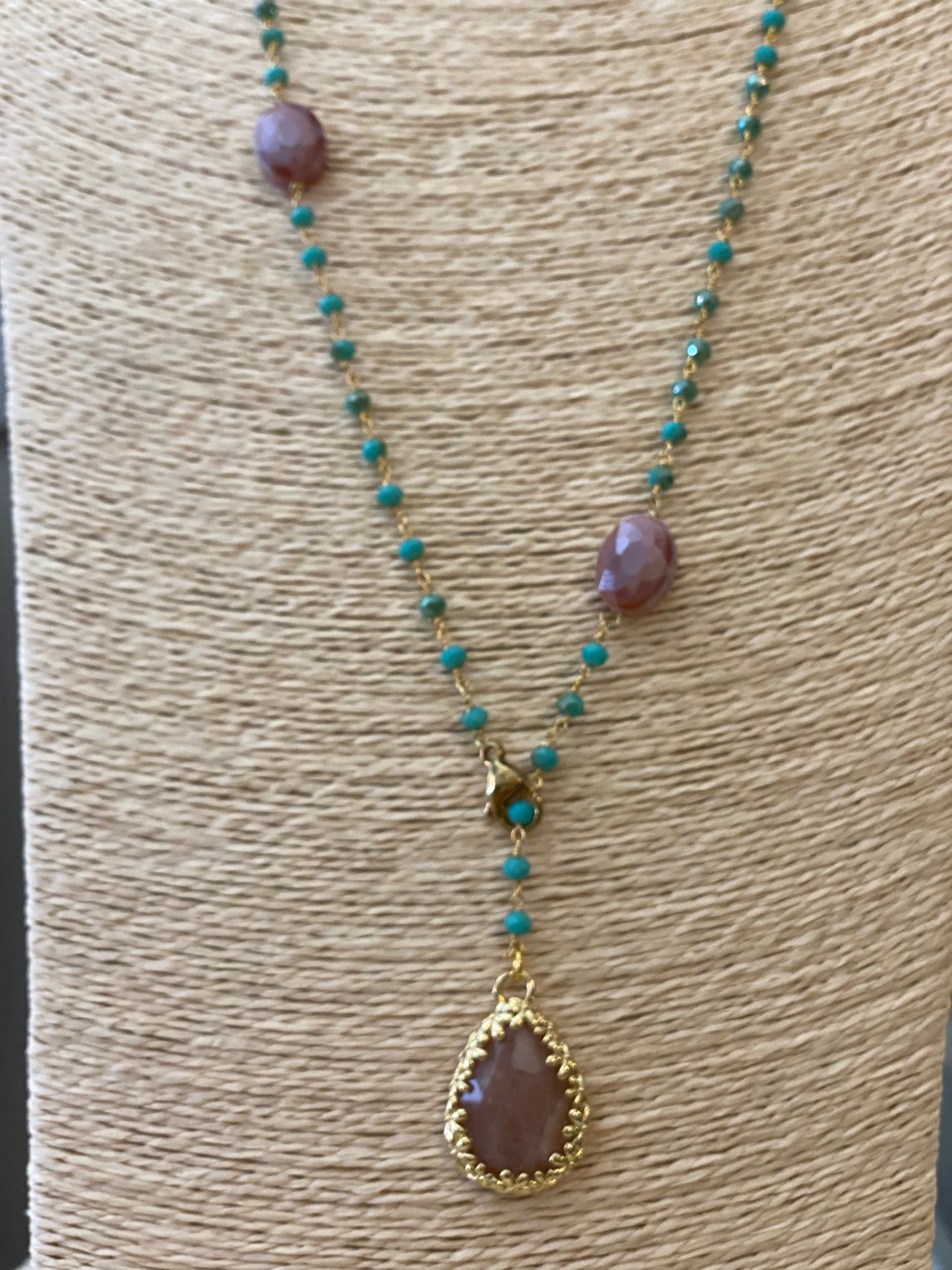 Collana lunga con cristalli e pendente