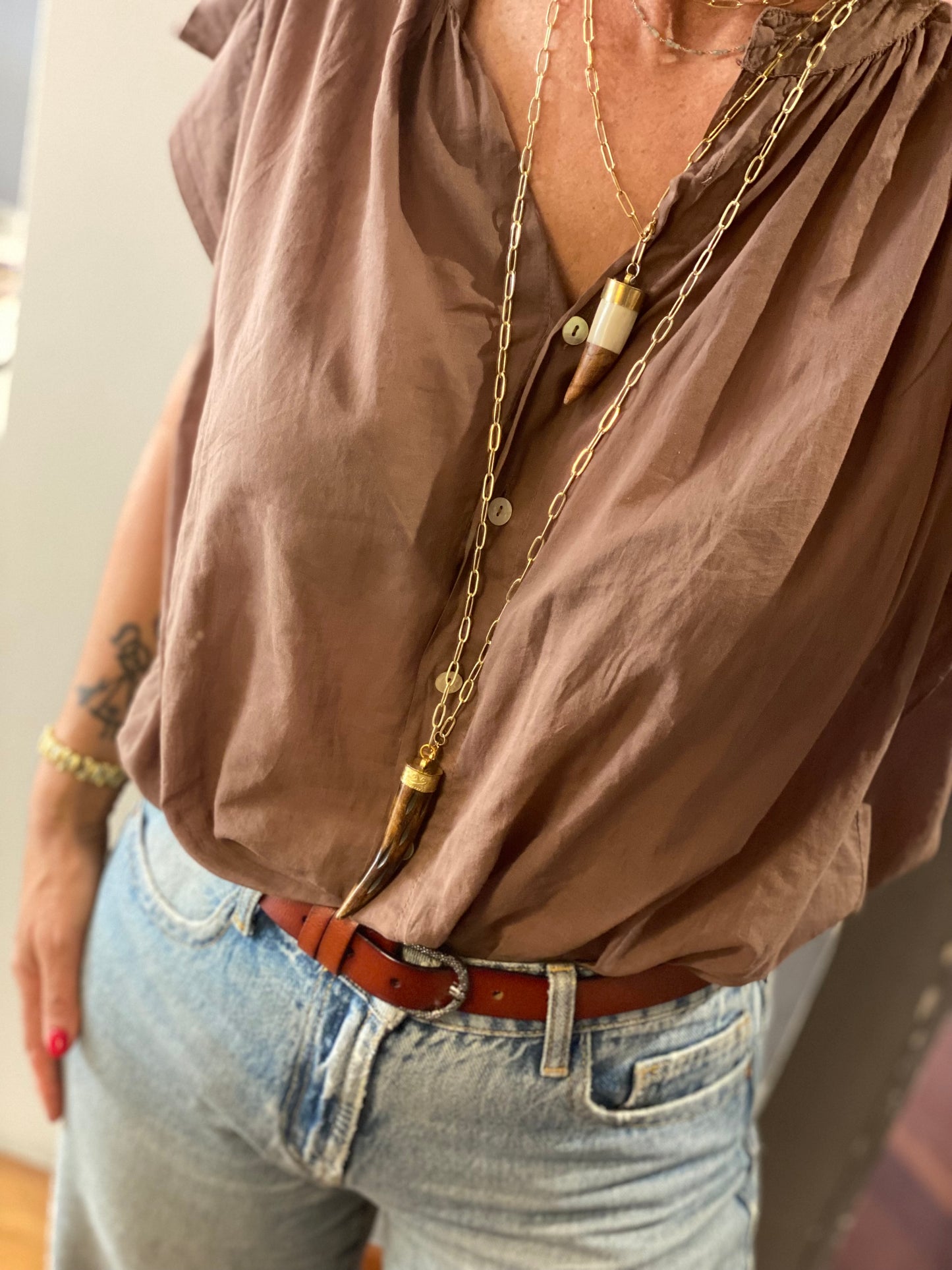 Collana lunga con corno in legno