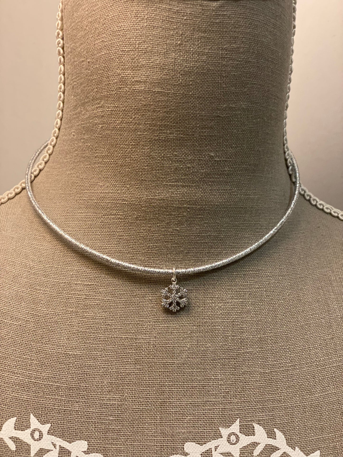 Girocolli magnetici con pendente in zirconi