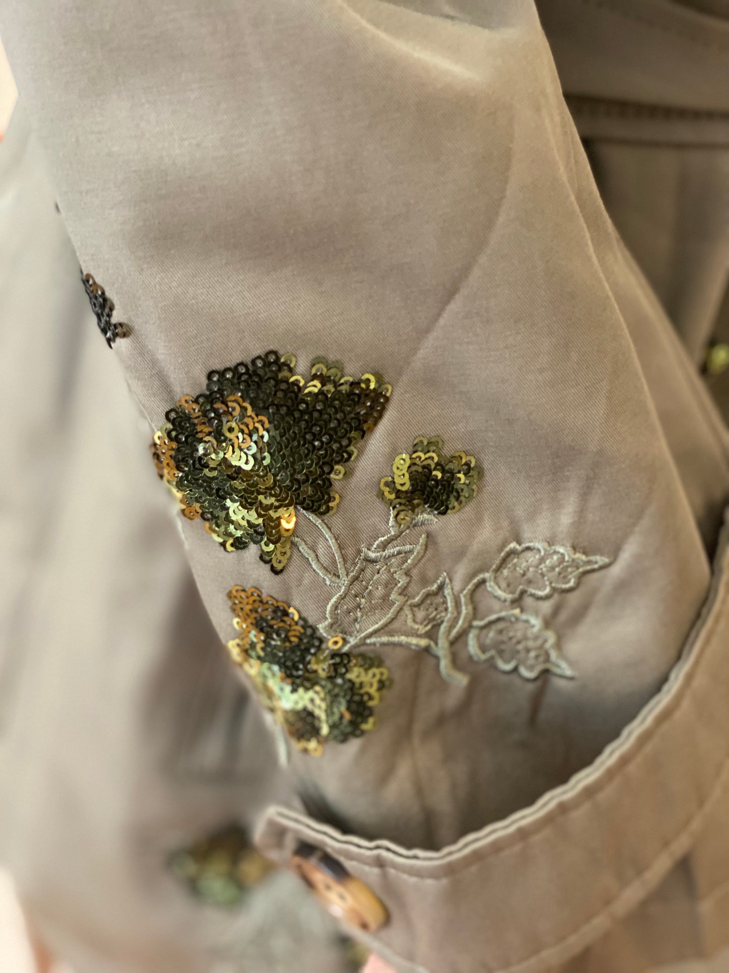 Trench con ricami paillettes