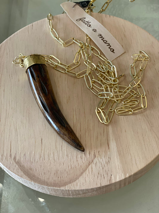Collana lunga con corno in legno