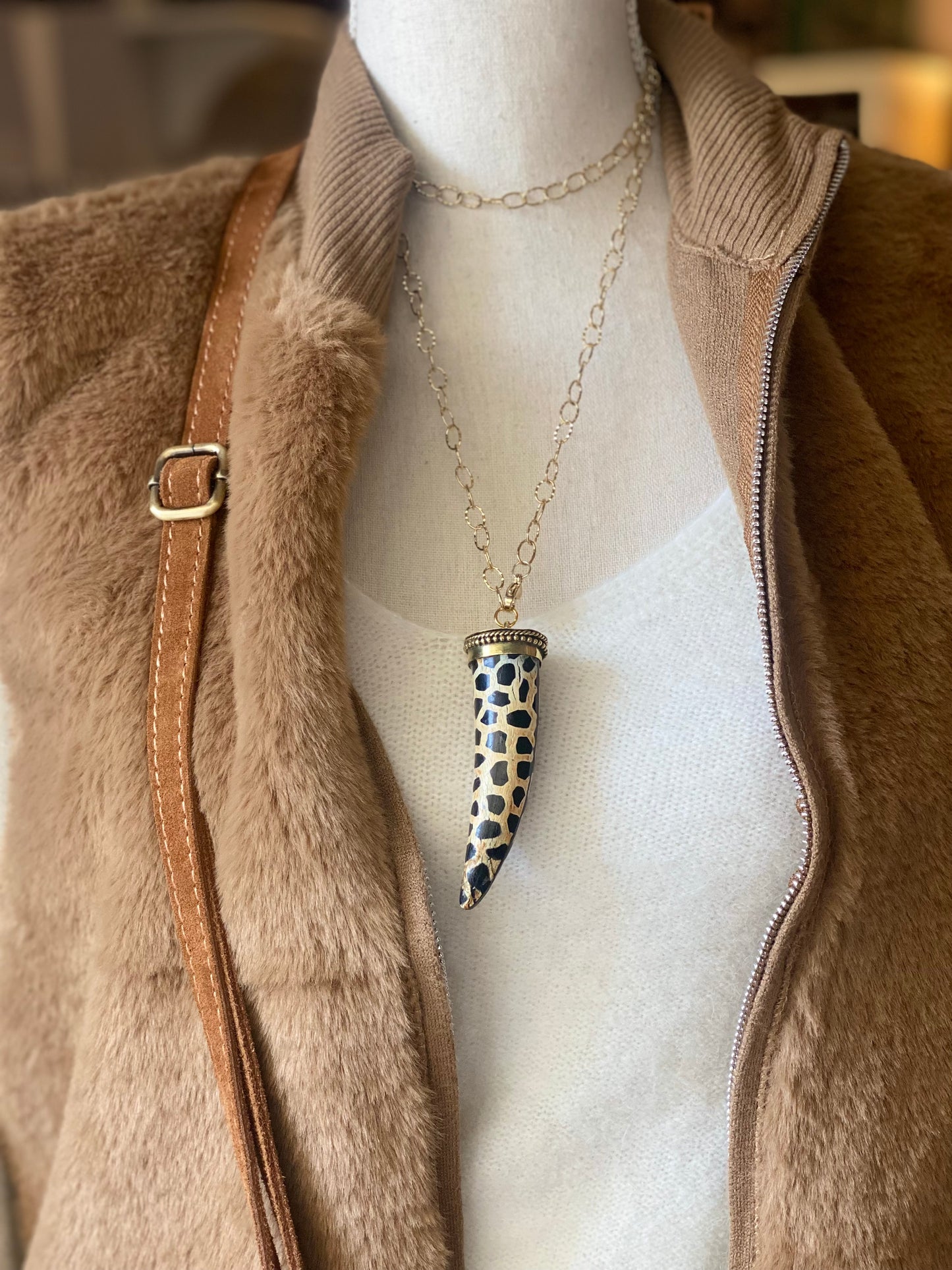 Collana lunga corno grande maculato