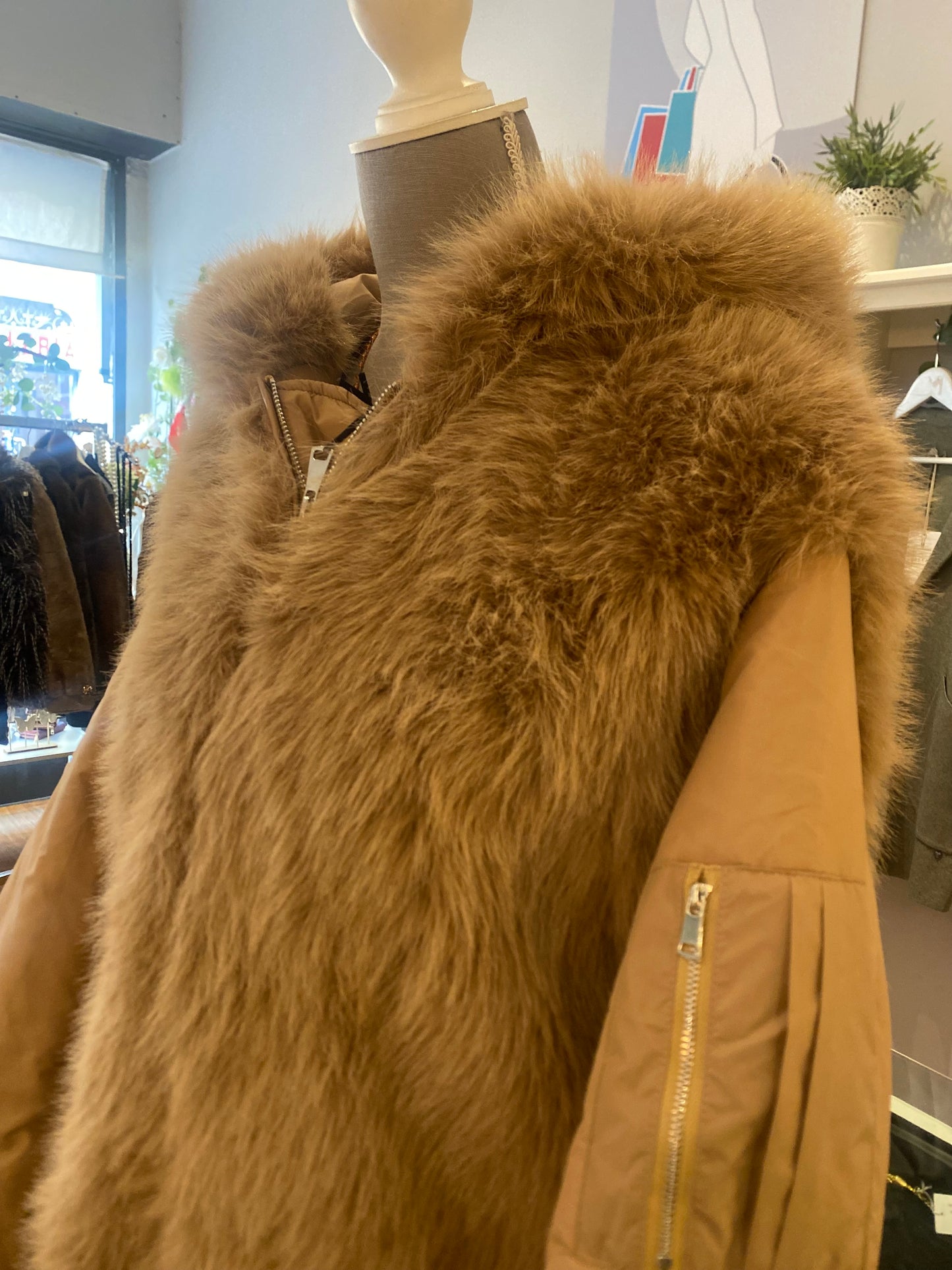 Giaccone tecnico ecopelliccia  con cappuccio