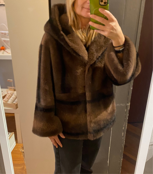 Giaccone ecopelliccia con cappuccio