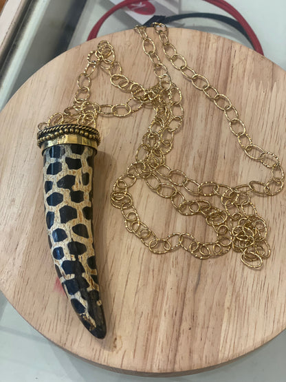 Collana lunga corno grande maculato