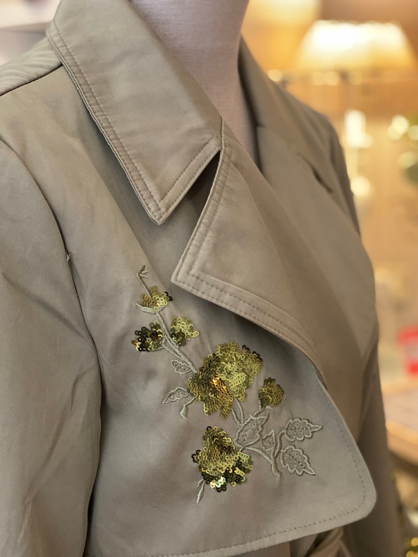 Trench con ricami paillettes