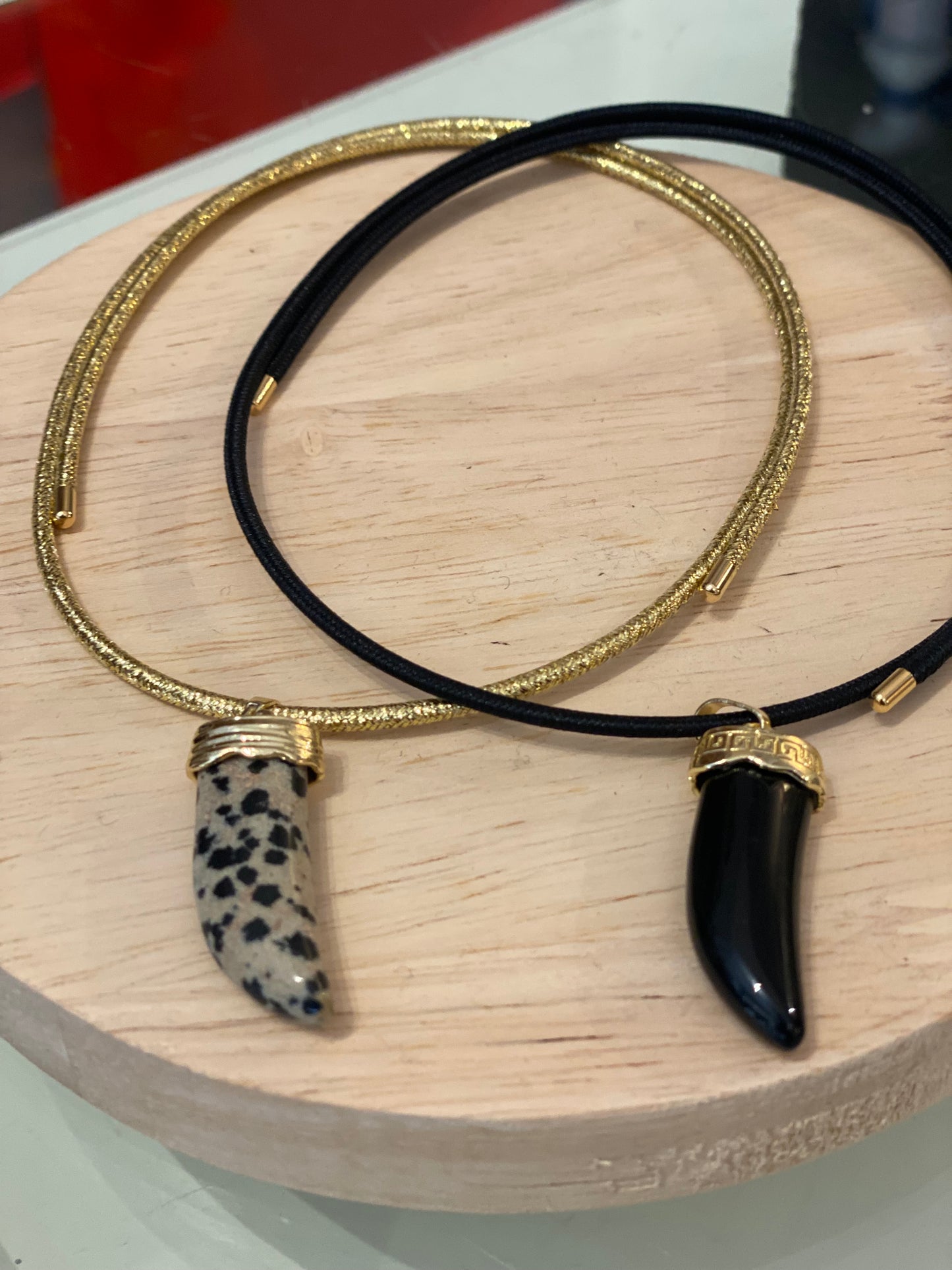 Girocollo magnetico corno in pietra