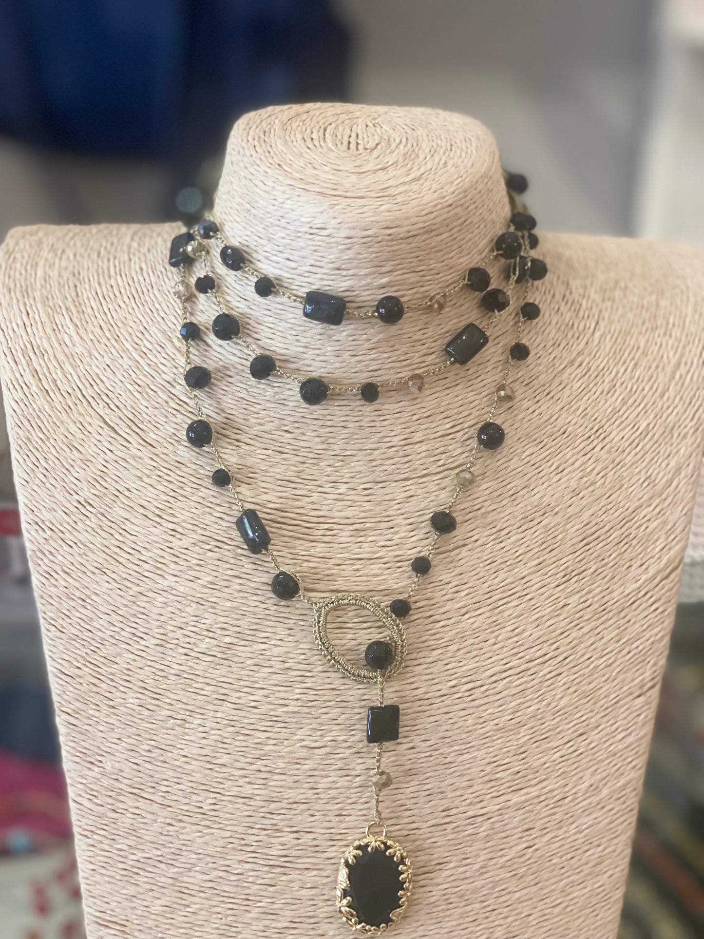 Collana lunga pietre dure perle fiume  e cristalli "Le Giravolte"
