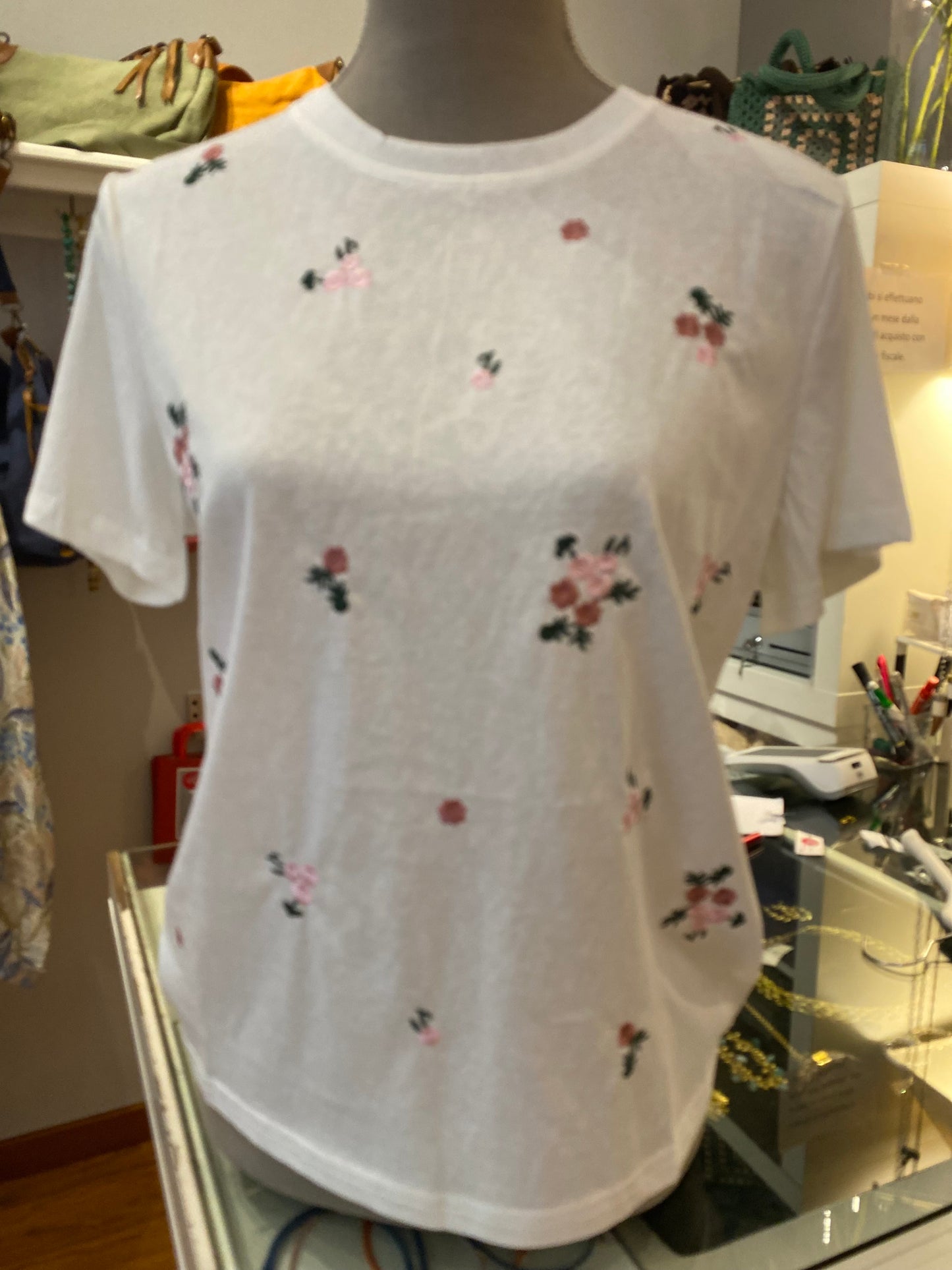 T-shirt cotone 100% con fiorellini ricamati🌸