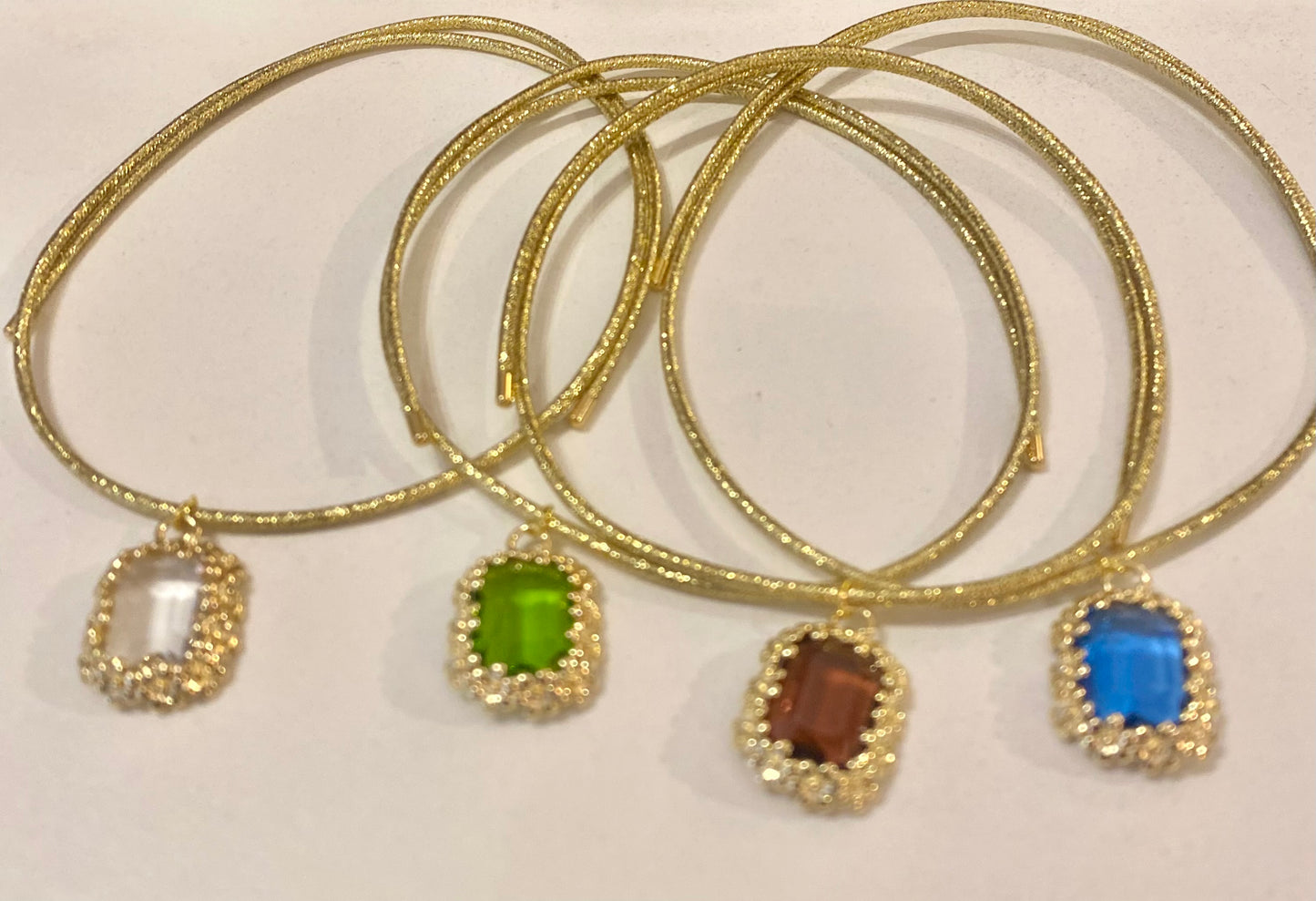 Girocollo magnetico con cristalli o corno