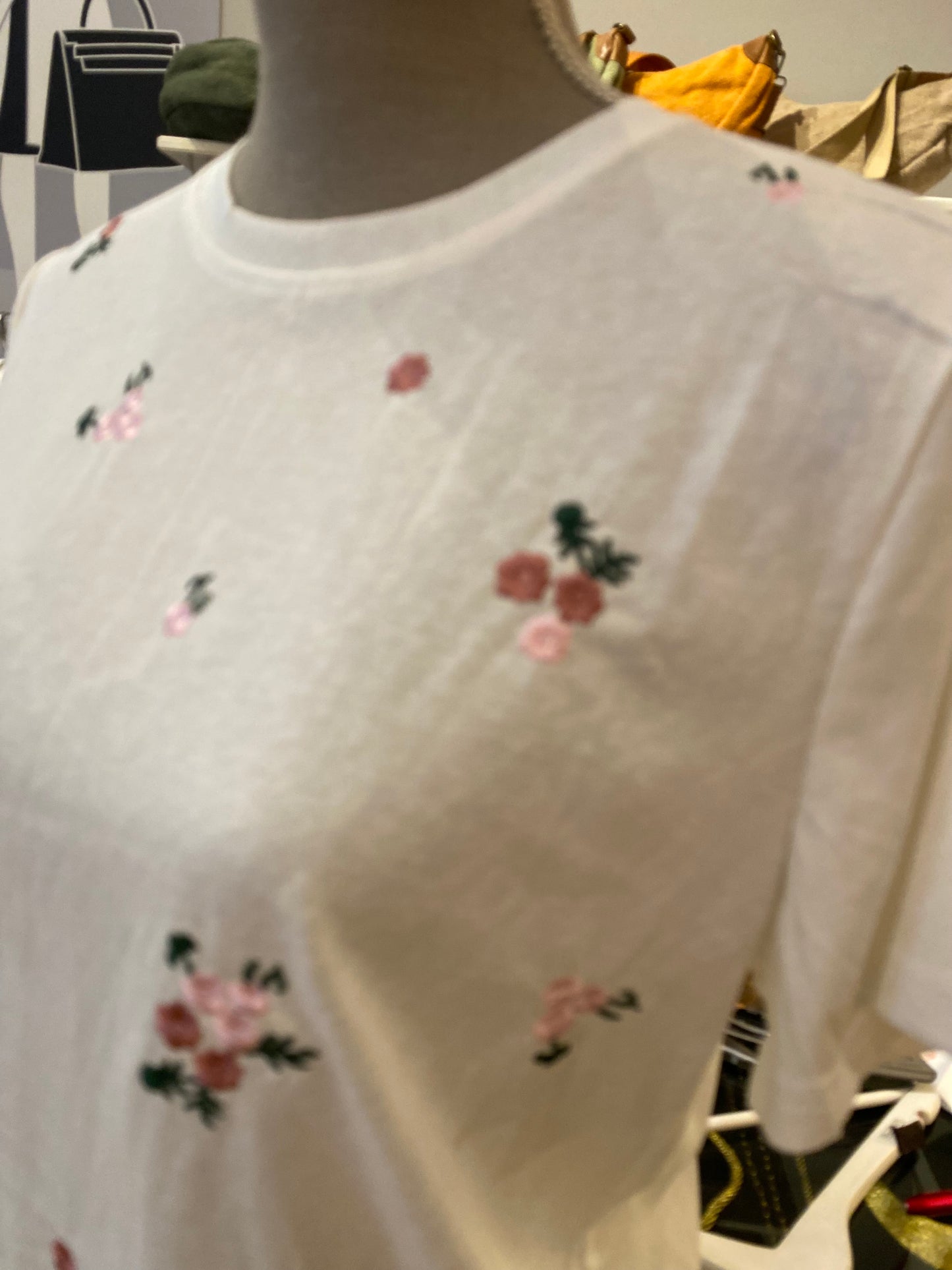 T-shirt cotone 100% con fiorellini ricamati🌸