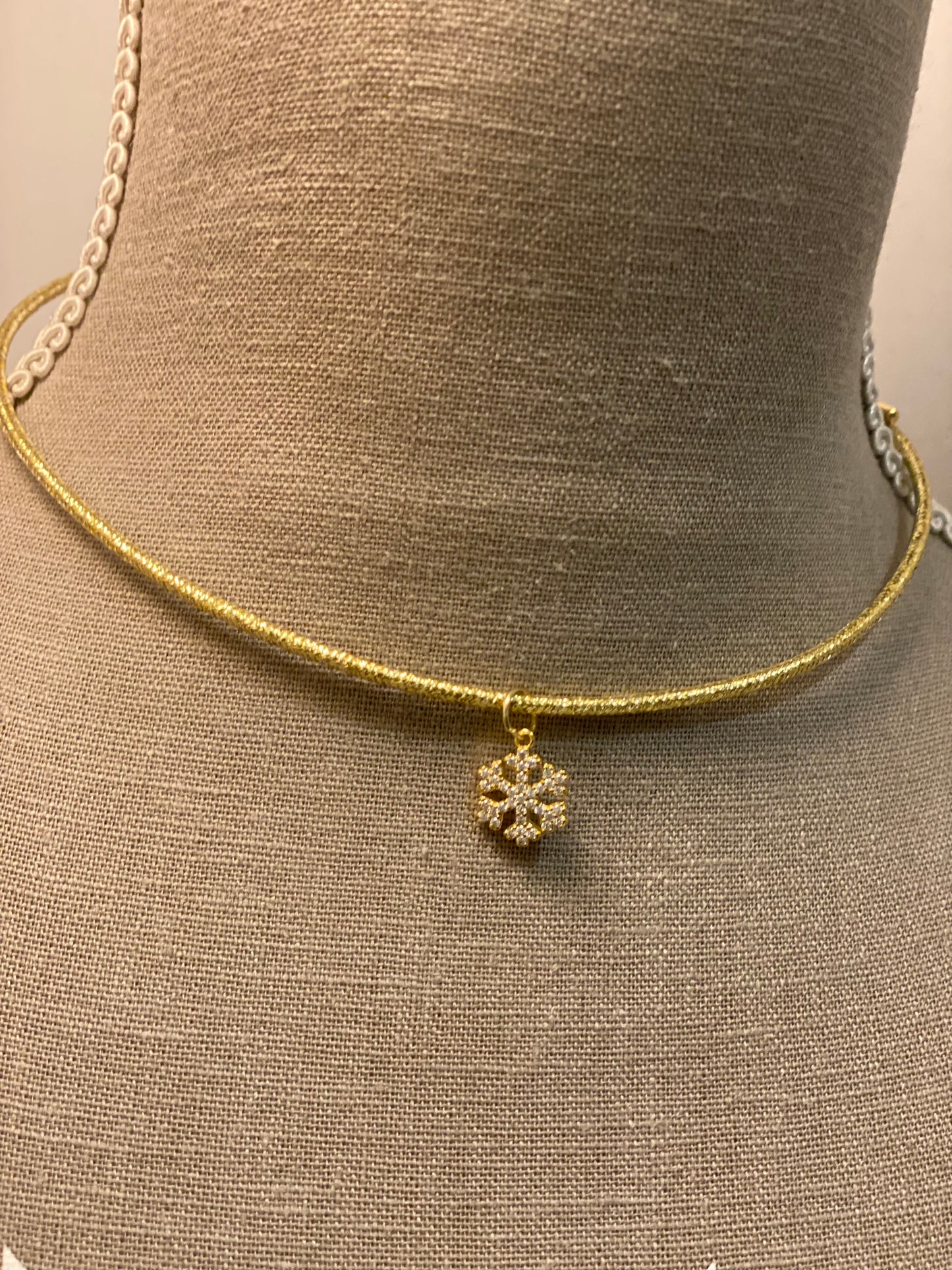 Girocolli magnetici con pendente in zirconi