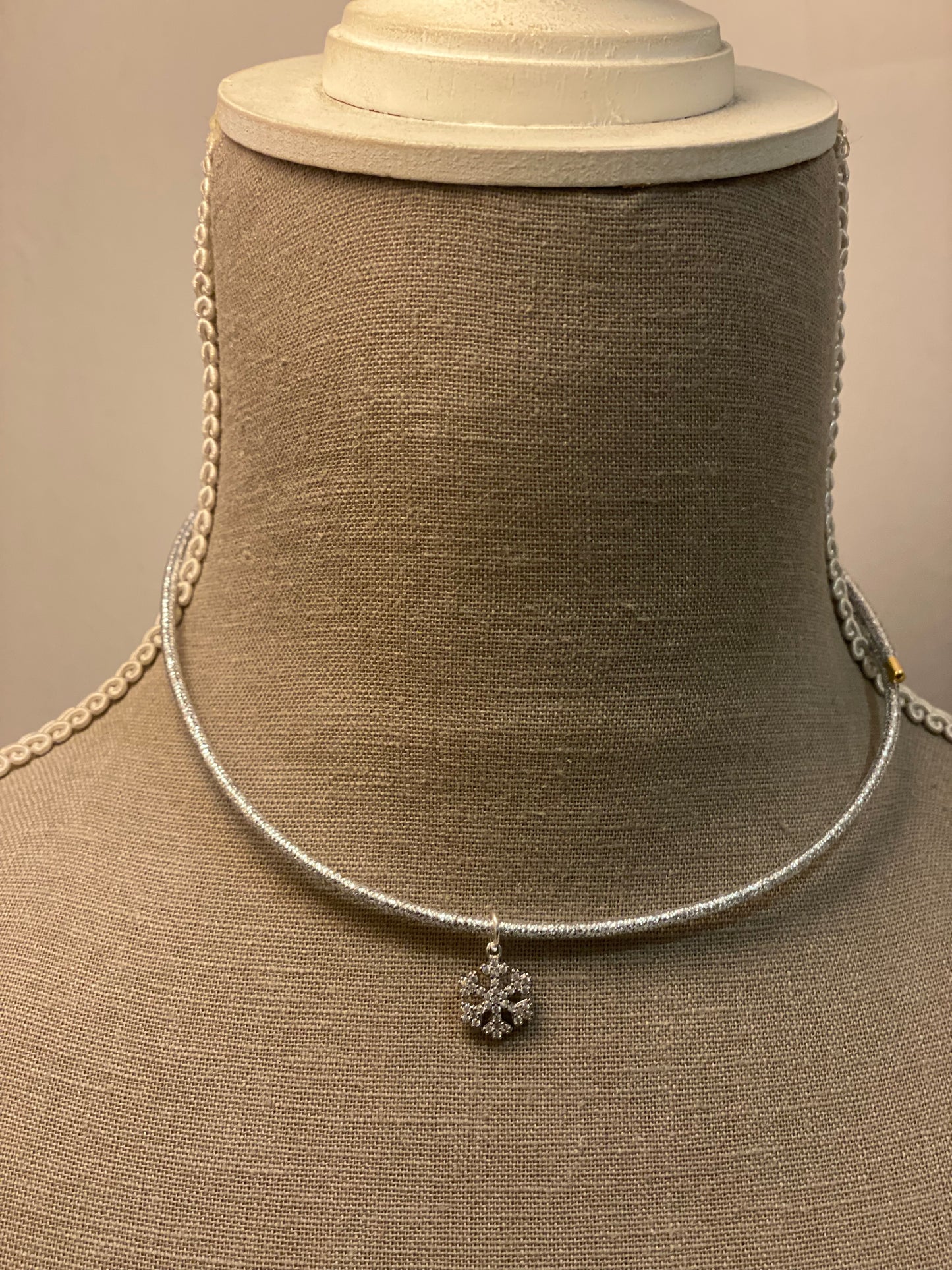 Girocolli magnetici con pendente in zirconi