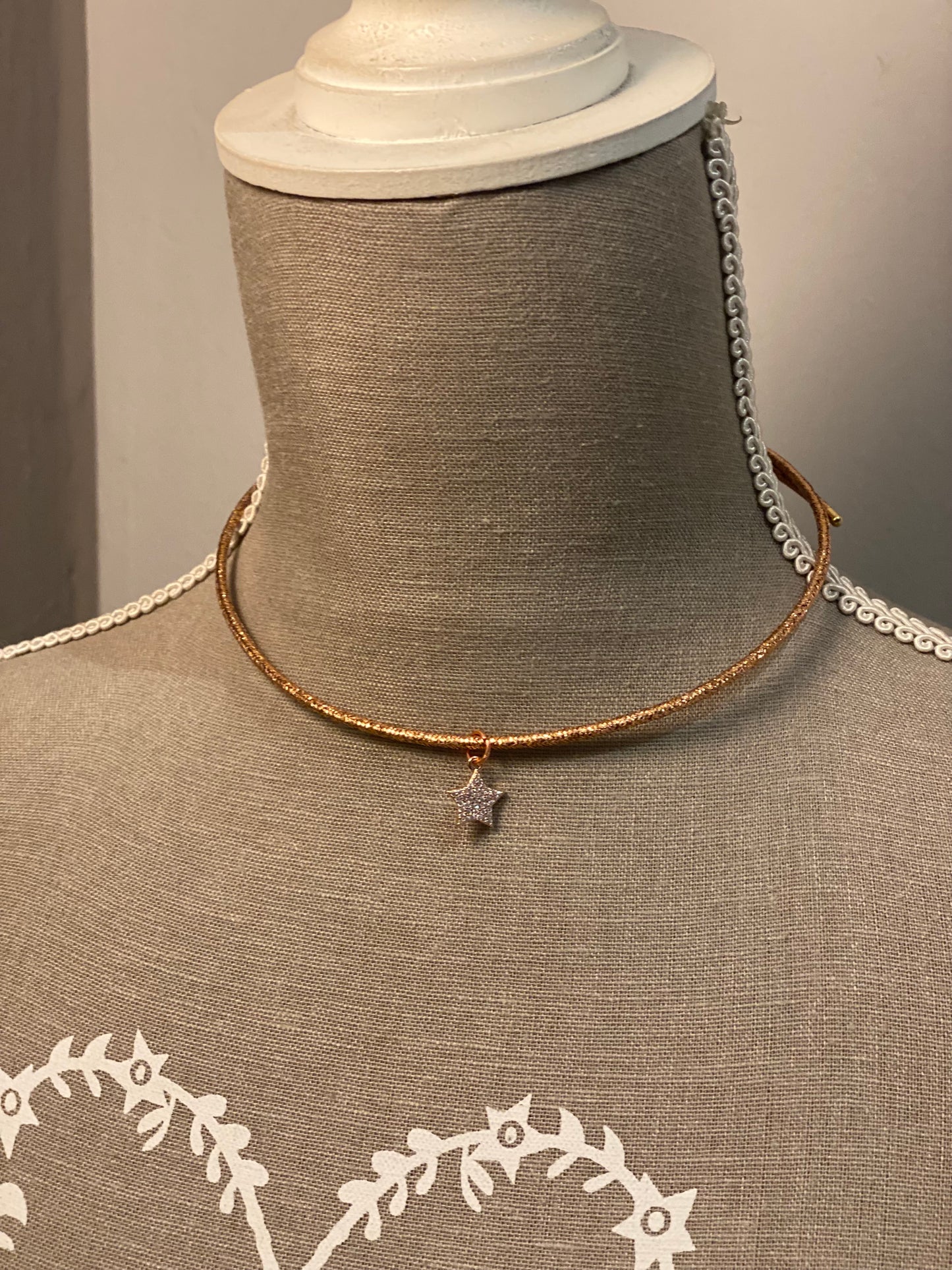 Girocolli magnetici con pendente in zirconi