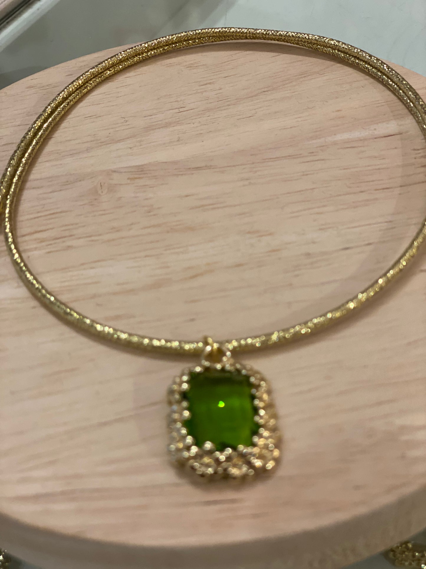 Girocollo magnetico con cristalli o corno