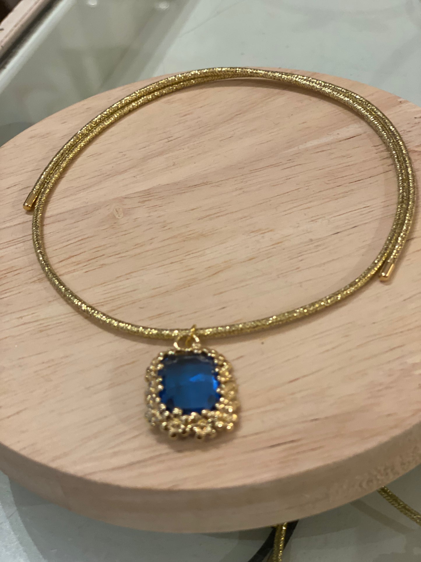 Girocollo magnetico con cristalli o corno