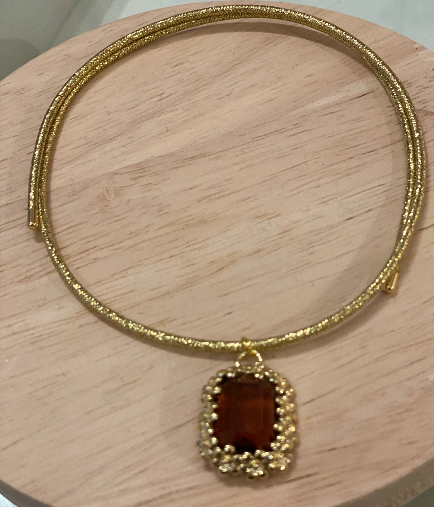 Girocollo magnetico con cristalli o corno