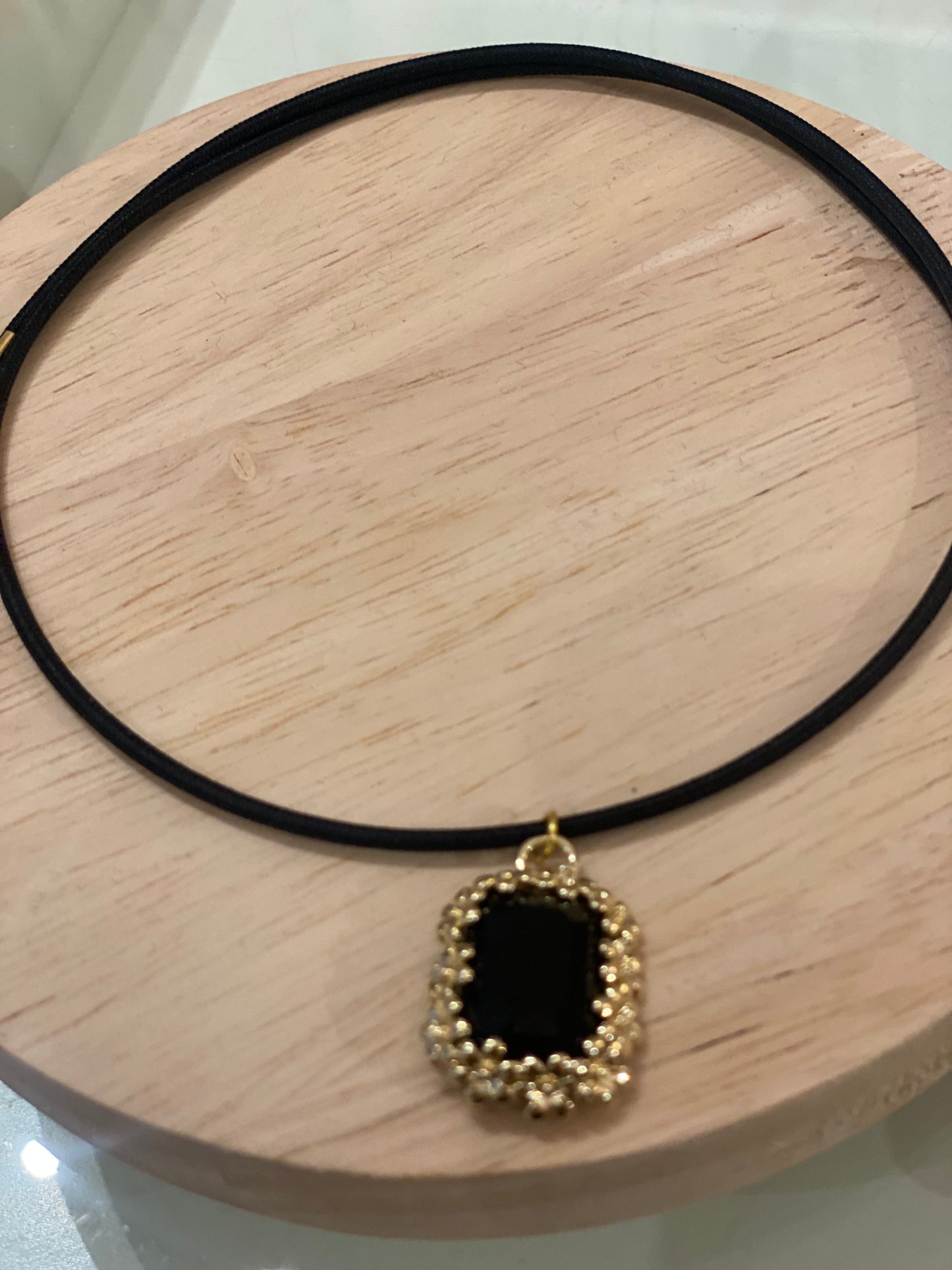 Girocollo magnetico con cristalli o corno